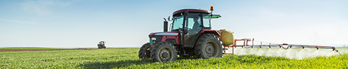 tractor realizando el riego en un campo abierto