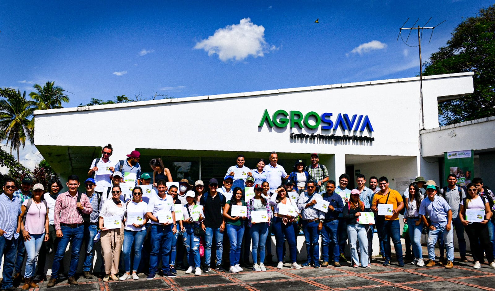 Productores y presidente en instalaciones de Agrosavia