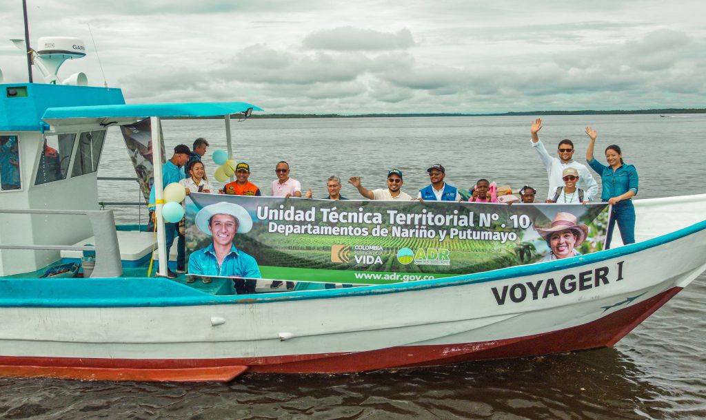 entrega de barcos en TUMACO