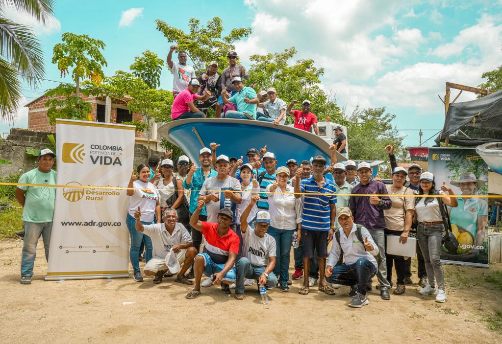 ENTREGA DE EMBARCACIONES EN COVEÑAS