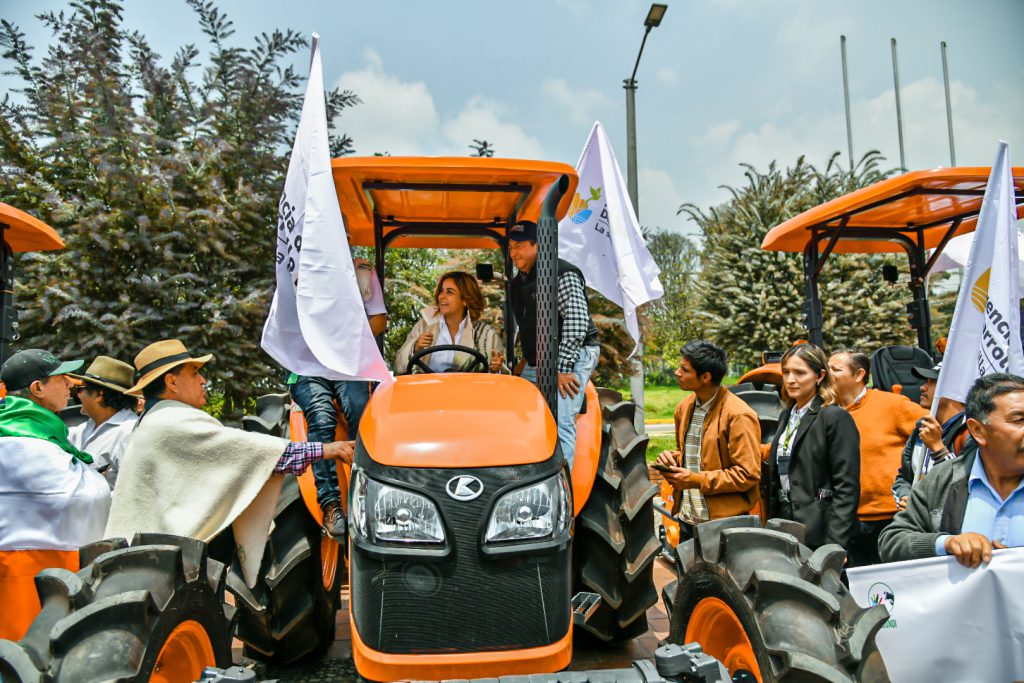 Ministra de Agricultura en proyecto lechero en Mosquera