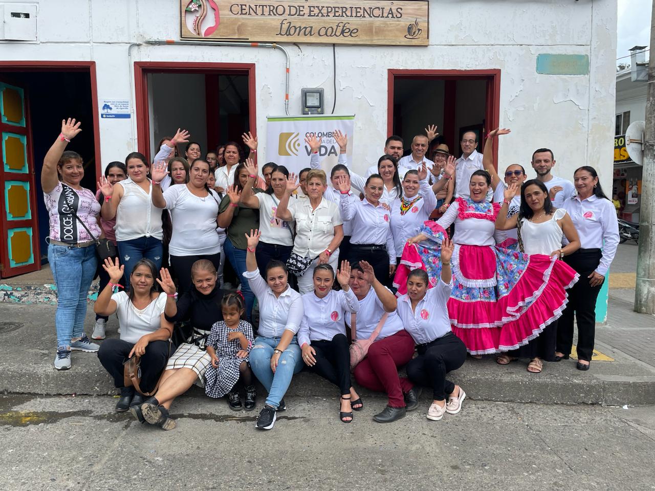 Del cafetal al pocillo del consumidor el negocio asociativo de mujeres cafeteras en La Celia