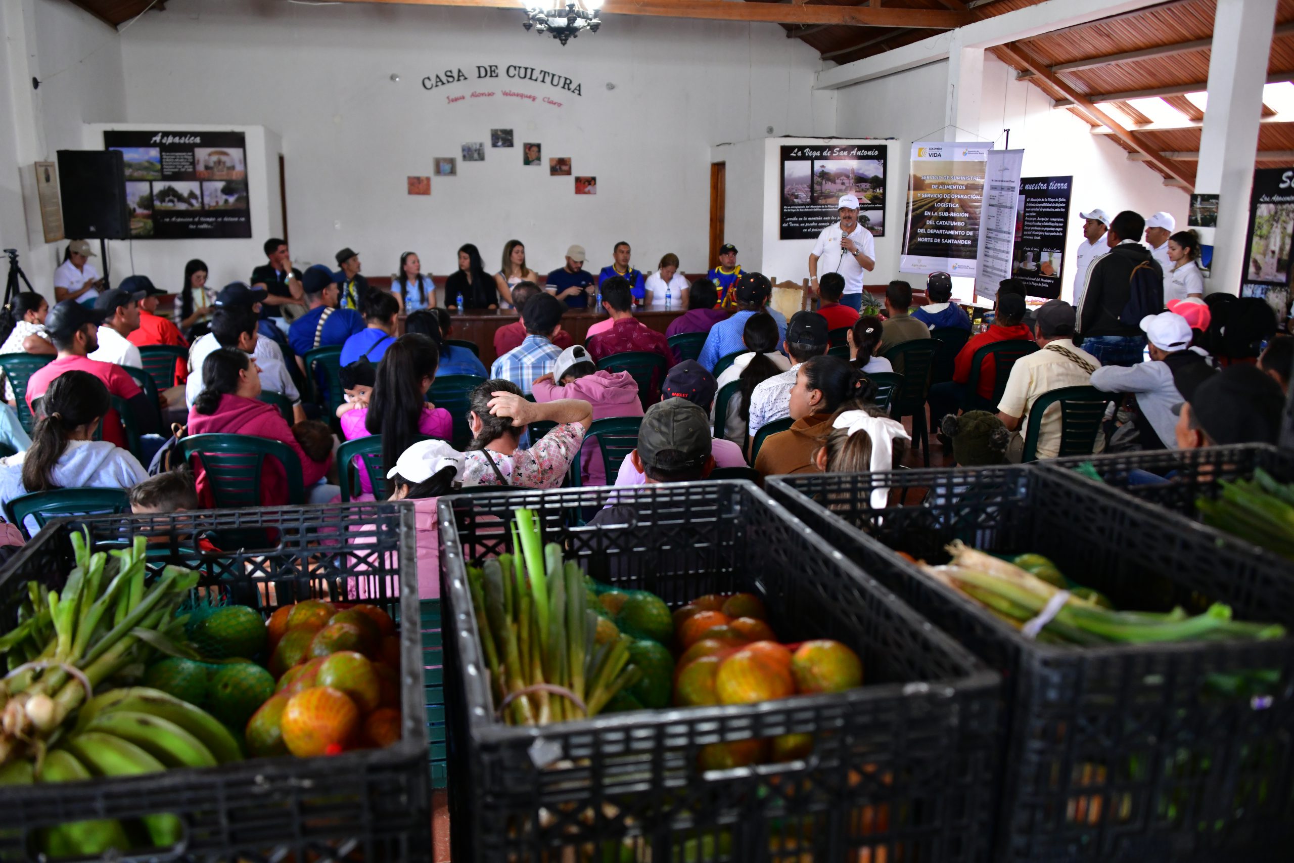 El Gobierno interviene con canastas nutricionales, ante la emergencia social que viven las familias campesinas del Catatumbo que ya no tienen ingresos de la hoja de coca. Foto: Camila Polanco (ADR)