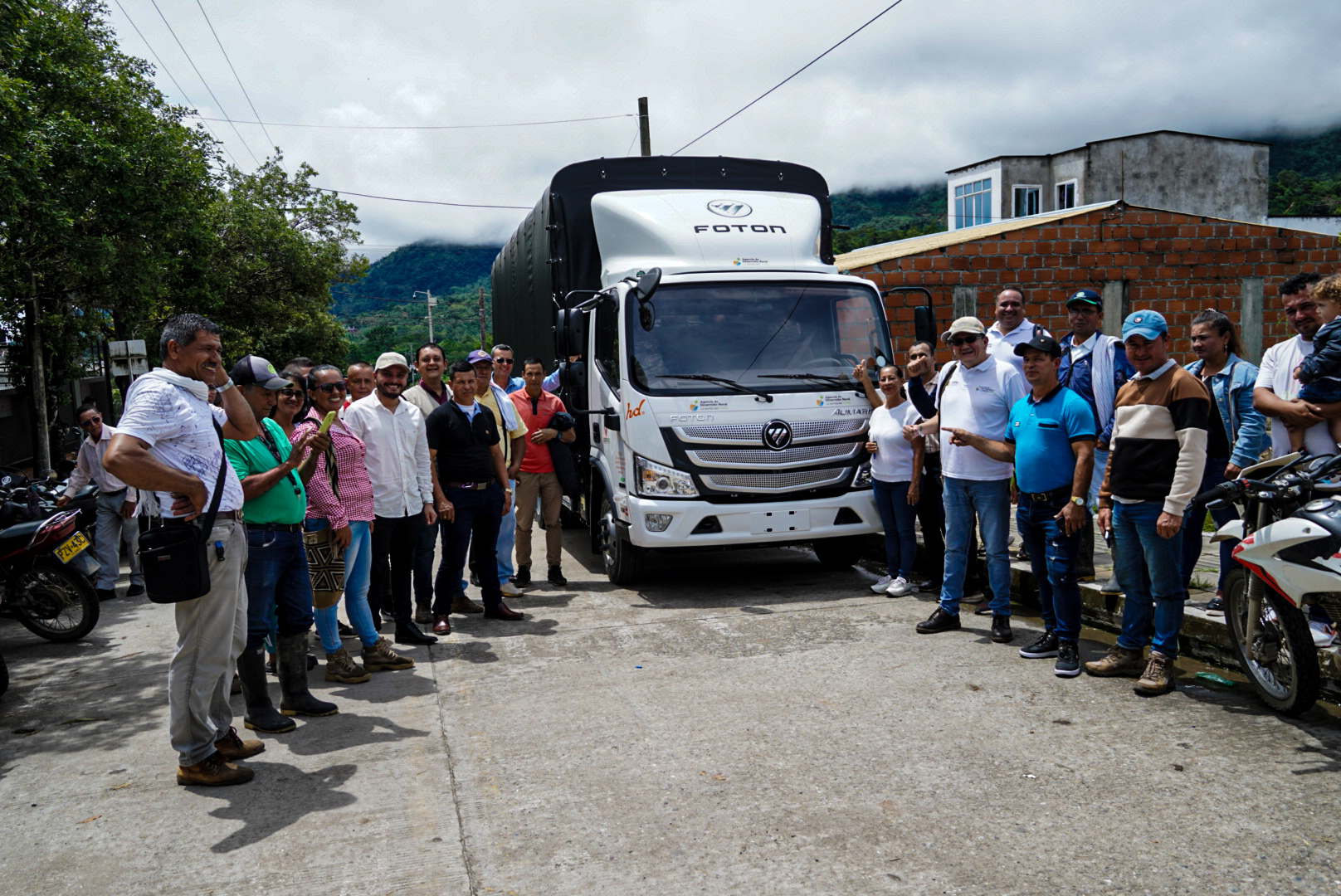 La entrega de este camión es la posibilidad de que CORTIPAZ, con sus 115 familias asociadas, transporte el cacao a las plantas de transformación. Foto- Alejandro González (ADR)