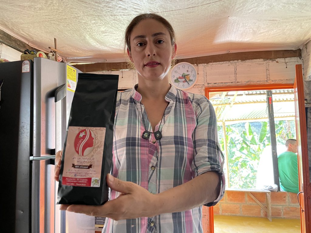 Con su propio centro de experiencias, las mujeres de AMCECAFE potencian la marca que crearon- “Café con textura de mujer”. Foto: Jhoser Bermúdez (ADR)