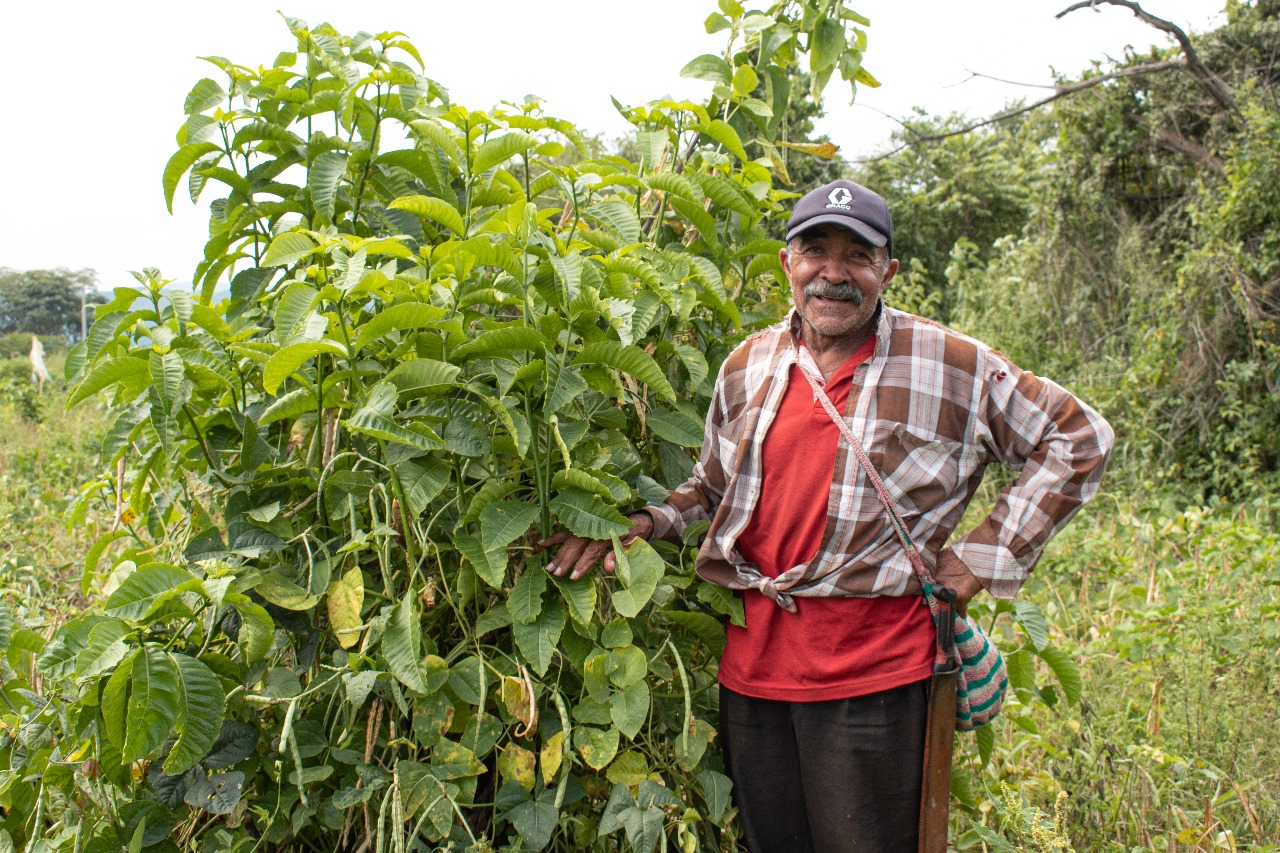 Un campesino alegre después de una faena productiva, solo es posible si hacemos la reforma agraria. Foto: Lisa Trujillo (ADR)