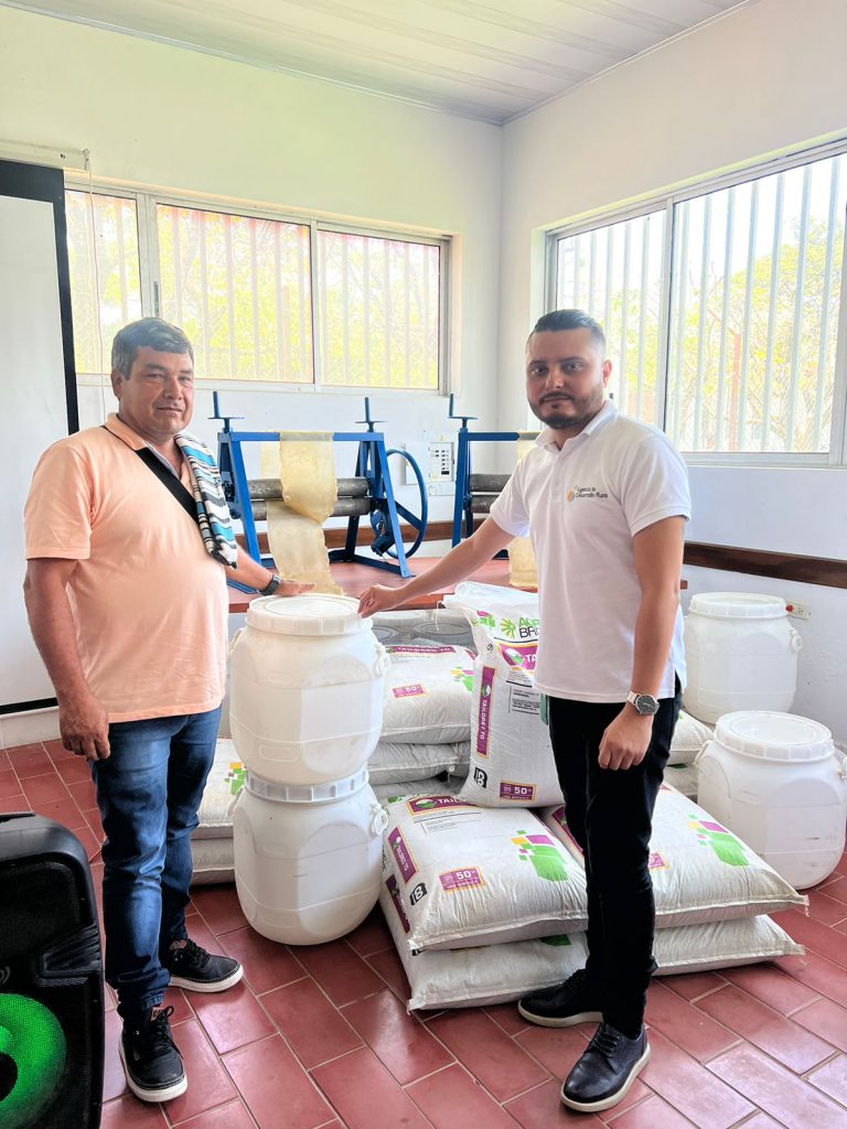La entrega de equipos, insumos y herramientas es fundamental para garantizar que los campesinos puedan competir en un mercado global, mejorar sus ingresos y contribuir al desarrollo económico de sus comunidades. Foto: Leidy Claro (ADR).