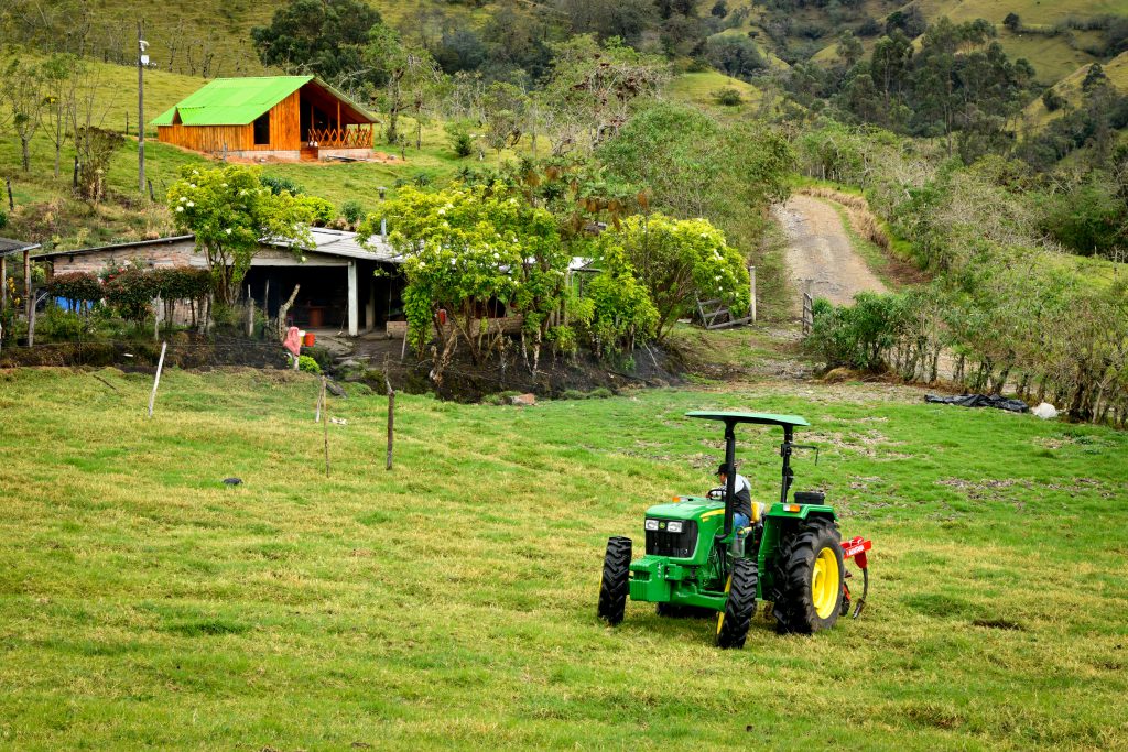 La entrega de maquinaria verde facilita el trabajo en el campo y permite realizar labores agrícolas de manera más eficiente y en menos tiempo. Foto- Mayred Silva León (ADR)
