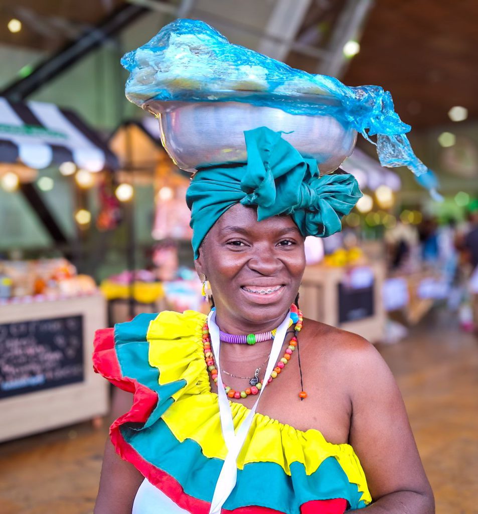 La mujer palenquera brilló en la primera edición de la Agroferia Afrorural, destacando su papel fundamental en la agricultura campesina, familiar, étnica y comunitaria de nuestro país. Foto: Mónica Restrepo (ADR).