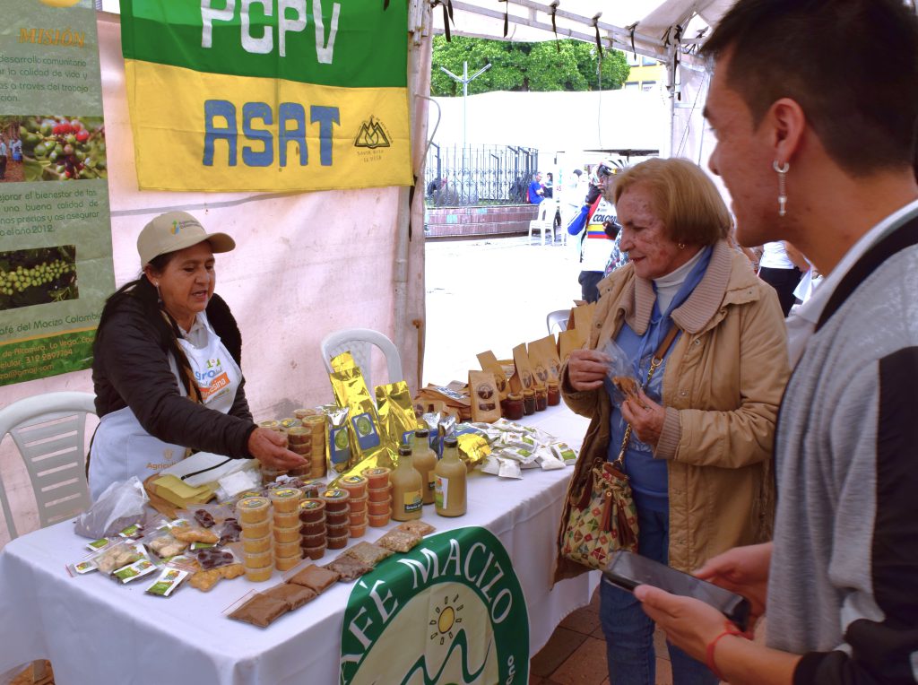 En la feria se ofrecieron alimentos de alta calidad, cultivados de manera sostenible, lo que contribuye al bienestar de las familias y al cuidado del medio ambiente. Foto: Shamed Jurado Trujillo (ADR)