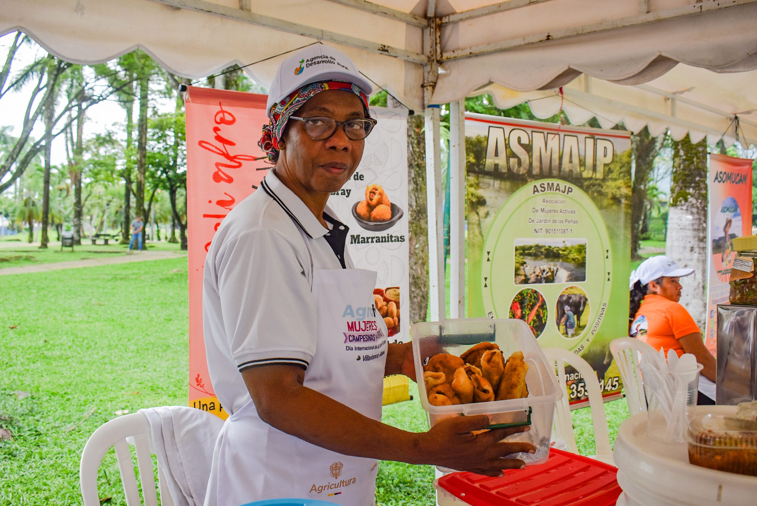 Esta primera agroferia reivindica el derecho de las mujeres a participar activamente en la economía y establecer redes para la comercialización de sus productos agrícolas. Foto: Stiven Pérez (ADR)
