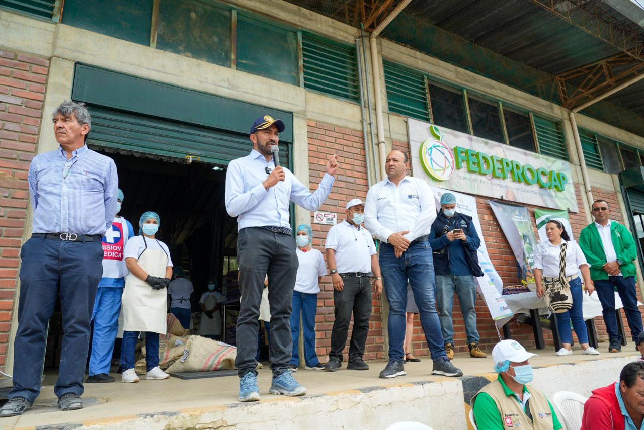 De mano de un campesino a la mano de otro campesino: la ADR a través de compras públicas entrega alimentos frescos a 5.000 familias en el Catatumbo