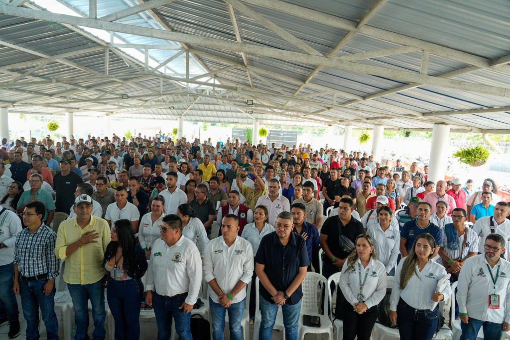 Florencia (Caquetá), 14 de marzo de 2025 (@ADR_Colombia). En el marco del evento “Juntos por la Transformación del Campo en Caquetá”, la Agencia de Desarrollo Rural (ADR), en cabeza de su presidente César Augusto Pachón Achury, sostuvo un diálogo directo con representantes del gremio lechero, autoridades locales y la comunidad del departamento, para reafirmar su compromiso con el desarrollo agroindustrial de la región. El sector lácteo en Caquetá es un pilar fundamental del desarrollo rural, con una producción diaria que impulsa el sustento de cientos de familias campesinas, especialmente en municipios como San Vicente del Caguán, Cartagena del Chairá y Puerto Rico. De toda la producción, el 52% se destina a industrias transformadoras, el 42% a la quesería rural, y el resto se emplea en el autoconsumo y acopio por parte de empresas como Nestlé. Ante este panorama, y en medio de los desafíos impuestos por acuerdos arancelarios establecidos en gobiernos anteriores, la ADR ha asumido la defensa activa del sector lechero, al promover la inversión en asociaciones, gremios y en el fortalecimiento del sector productivo primario. Durante el encuentro, la ADR se comprometió a asignar el 50% de los recursos requeridos para la ejecución del proyecto “Agroindustria Láctea con Cadena Comercial para los Productores de Leche del Departamento de Caquetá”, una vez se culminen los estudios y diseños a cargo de la Gobernación del Caquetá, entidad que realizará dicha tarea en la primera semana de julio de 2025 y que aportará el 50% restante de los recursos. Además, la Agencia entregará cuatro tractores durante el presente año, dotados con arado y cincel, con el fin de avanzar hacia la meta de entregar maquinaria a los 16 municipios del departamento. Como parte de su estrategia territorial, el presidente de la ADR, César Pachón, hizo entrega oficial de la Resolución 089 del 14 de marzo de 2025, mediante la cual se aprueba la cofinanciación del Proyecto Integral de Desarrollo Agropecuario y Rural de tipo asociativo: “Fortalecimiento de la línea productiva de pesca artesanal para promover la autonomía económica, el cuidado rural y la participación activa de las mujeres indígenas de la Asociación de Indígenas Coreguaje Tuona, en Milán, Caquetá”. Este proyecto fortalecerá a 82 mujeres de 8 resguardos y 13 comunidades, con una inversión de 1.397 millones de pesos por parte de la ADR. Su propósito es promover el liderazgo femenino en el campo y fomentar el desarrollo de actividades productivas sostenibles. En el evento, la comunidad campesina se comprometió a consolidar una cooperativa multiactiva que garantice el desarrollo, sostenibilidad y fortalecimiento de los procesos comerciales del sector lácteo. Además, en articulación con las asociaciones ganaderas, la ADR apoyará la implementación de programas agroindustriales y de asociatividad que mejoren la comercialización de leche y sus derivados como el queso y el yogurt, con el fin de ampliar las oportunidades para pequeños y medianos productores. En línea con el compromiso del Gobierno del presidente Gustavo Petro, la ADR y la Gobernación del Caquetá trabajarán para garantizar el cumplimiento de la Ley 2046 de 2020, que fortalece las compras públicas de alimentos directamente a nuestros campesinos, dinamizando así la economía rural y mejorando las condiciones de vida de quienes viven del campo. Asimismo, se resaltó que el desarrollo agropecuario debe ser integral. Por eso, además de fomentar la siembra de especies forrajeras para la alimentación del ganado, se promueve el cultivo de productos que fortalezcan la seguridad alimentaria como colinos de plátano, estacas de yuca, maíz y frutales nativos de la región. A través de las rutas PDET, la ADR busca consolidar las cadenas de valor del sector lácteo, apoyando a las fincas en el desarrollo de una ganadería sostenible, garantizando una mayor y mejor producción de leche para el país. La ADR, bajo el liderazgo campesino de su presidente César Pachón, continúa fortaleciendo los procesos de diálogo con las comunidades, impulsando políticas que dignifiquen el trabajo del campesinado colombiano y consolidando al sector lechero como un motor de progreso regional y nacional
