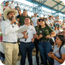 Miniatura de noticia aparece el presidente de la ADR hablando al lado de 2 adultos y una niña