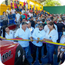 Foto del presidente de la ADR cortando una cinta de inauguración y a su lado hay otras personas