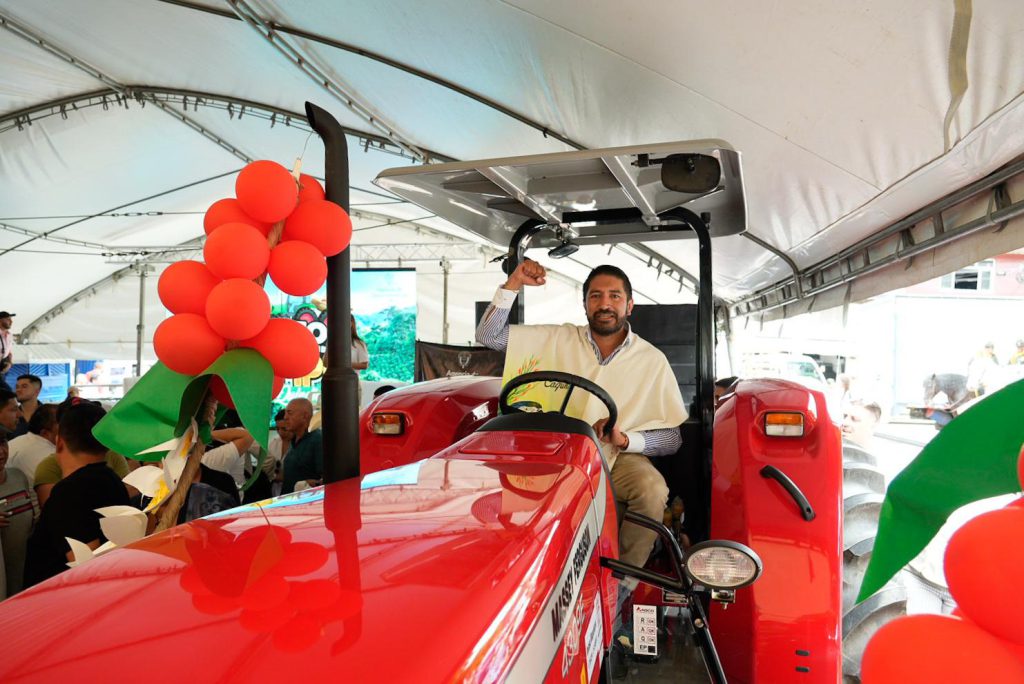 Maquinaria, cultura y diálogo transforman la ruralidad en Génova, Quindío