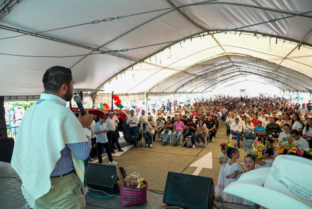 Maquinaria, cultura y diálogo transforman la ruralidad en Génova, Quindío
