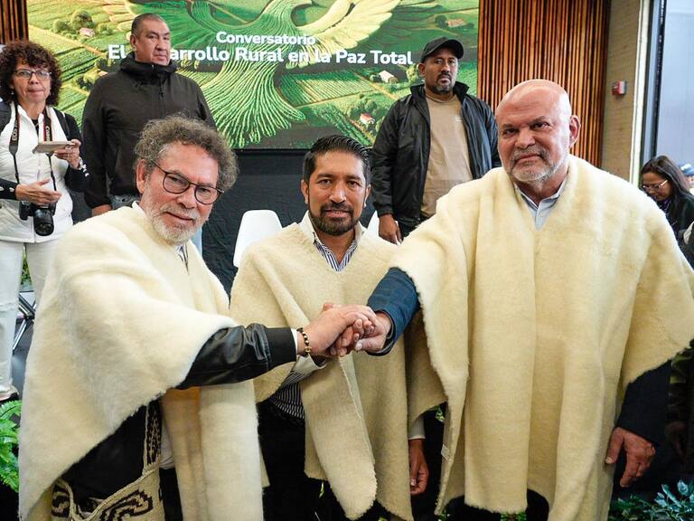 El presidente de la ADR, César Pachón, compartió escenario con Pastor Alape, exnegociador del Acuerdo Final de Paz, y Salvatore Mancuso, excomandante de las Autodefensas Unidas de Colombia y actual gestor de paz reconocido por el Gobierno nacional