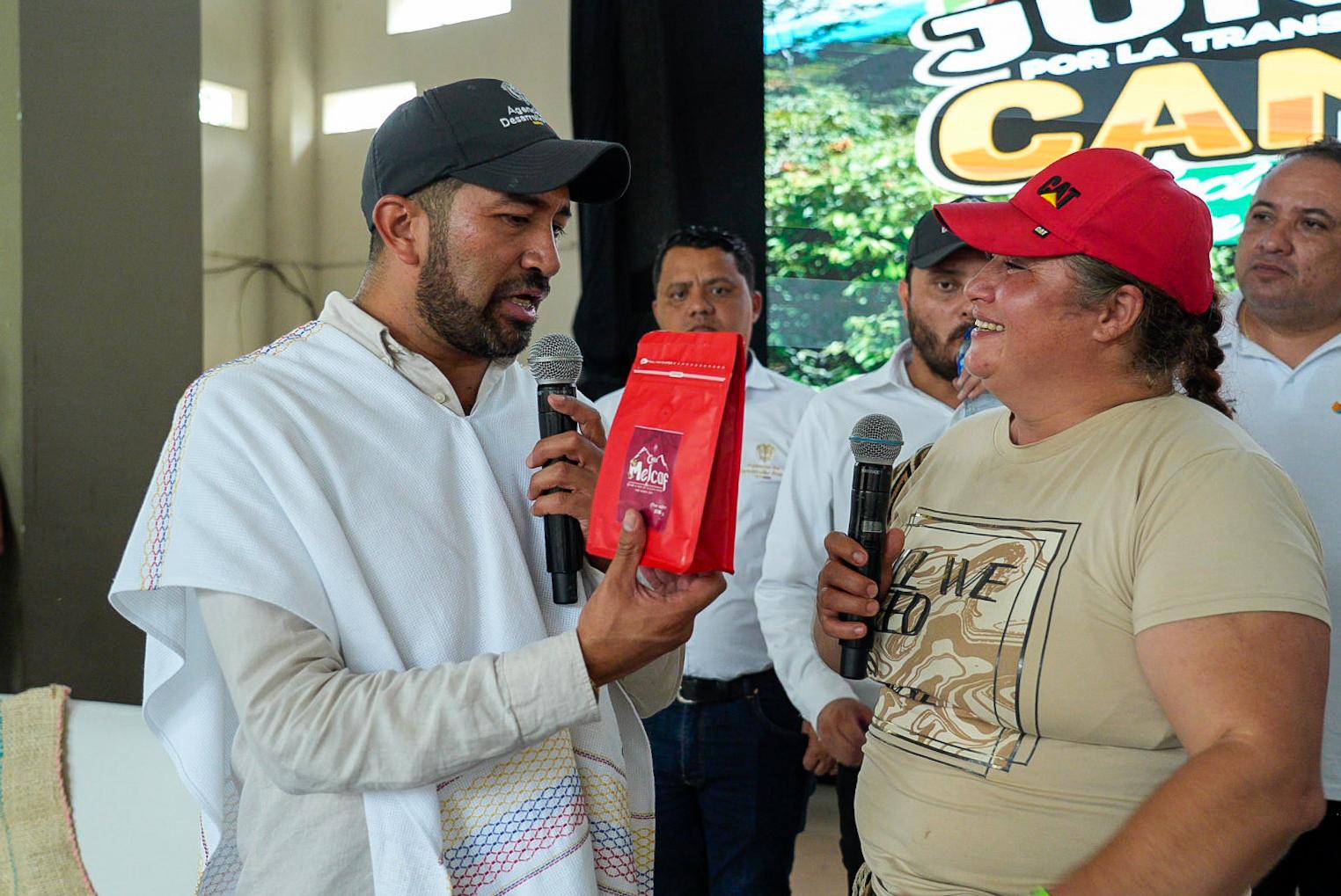 PRESIDENTE DE LA ADR CON LOS CAMPESINOS DE COLOMBIA