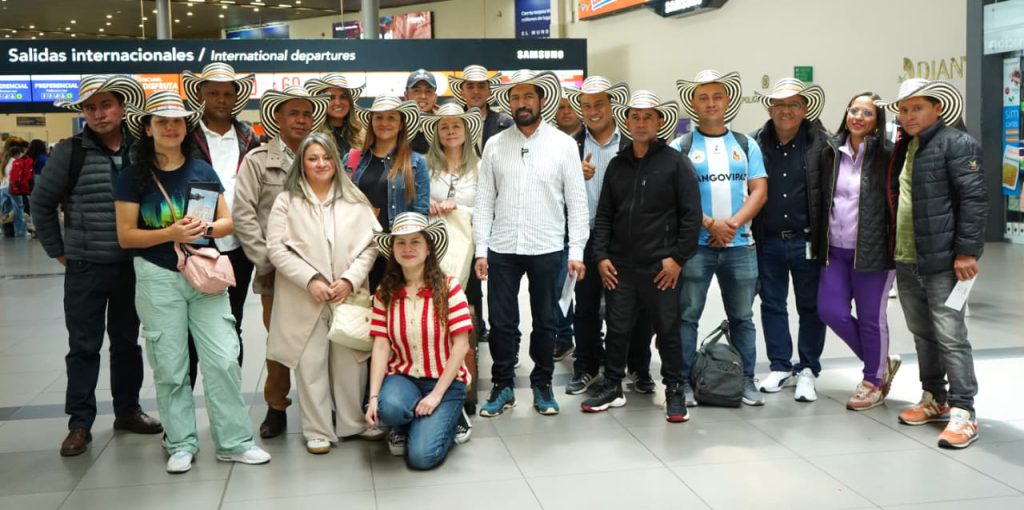 Foto de un grupo de hombres y mujeres de la ADR en el aeropuerto de Bogotá que van rumbo a japón