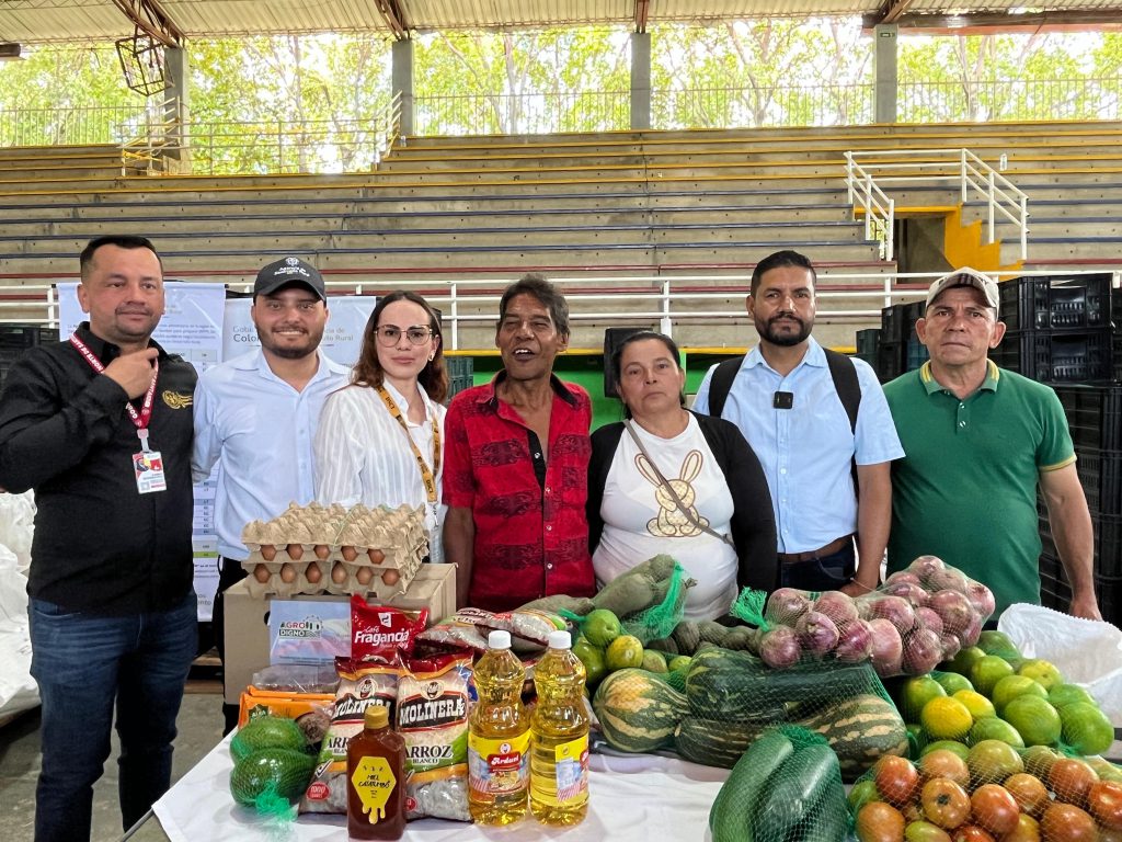Foto de 7 personas en el Catatumbo en una entrega de canastas alimentarias