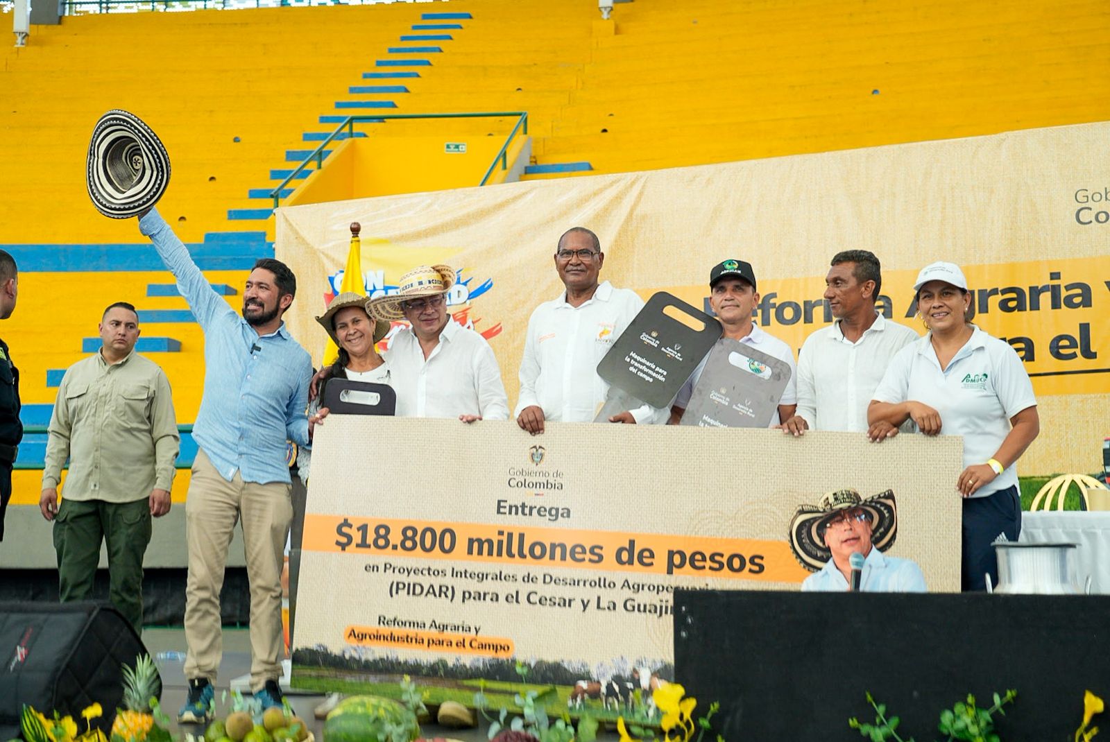 Foto del presidente de la ADR Cesar Pachón con el Presidente de la república Gustavo Petro en evento