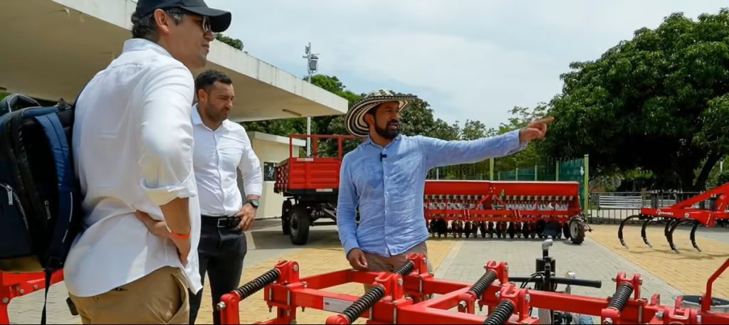 La maquinaria entregada contribuirá a mejorar la productividad de las comunidades beneficiadas.