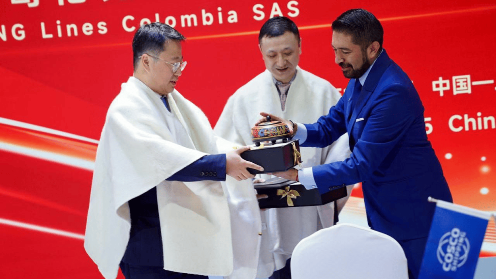 Pachón ha ‘investido’ con la prenda insignia de Boyacá a funcionarios del Gobierno chino y a empresarios de ese país en los diferentes encuentros que ha tenido.