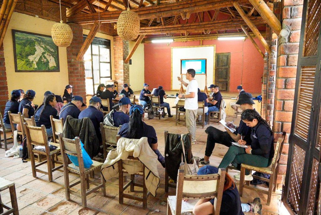 Líderes rurales en sesión de clase enfocada en Producción, Productividad y Valor Agregado, en el marco del Diplomado Formador de Formadores.