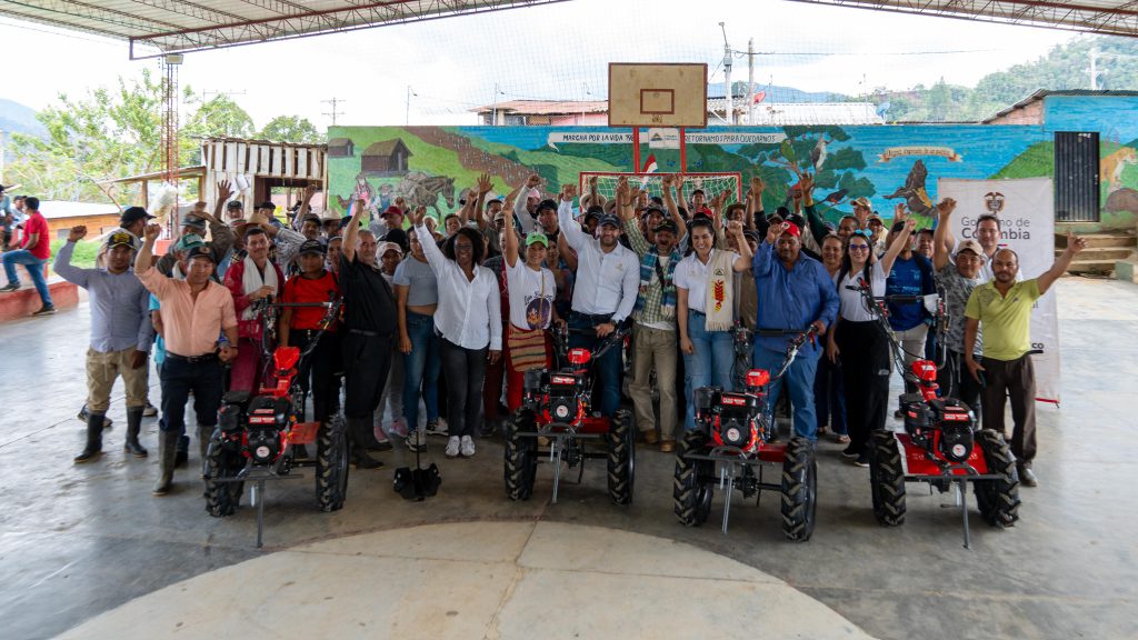 La comunidad de la Zona de Reserva Campesina El Pato-Balsillas recibió 121 motocultores que beneficiarán las líneas productivas de fríjol, café y plátano en la región.