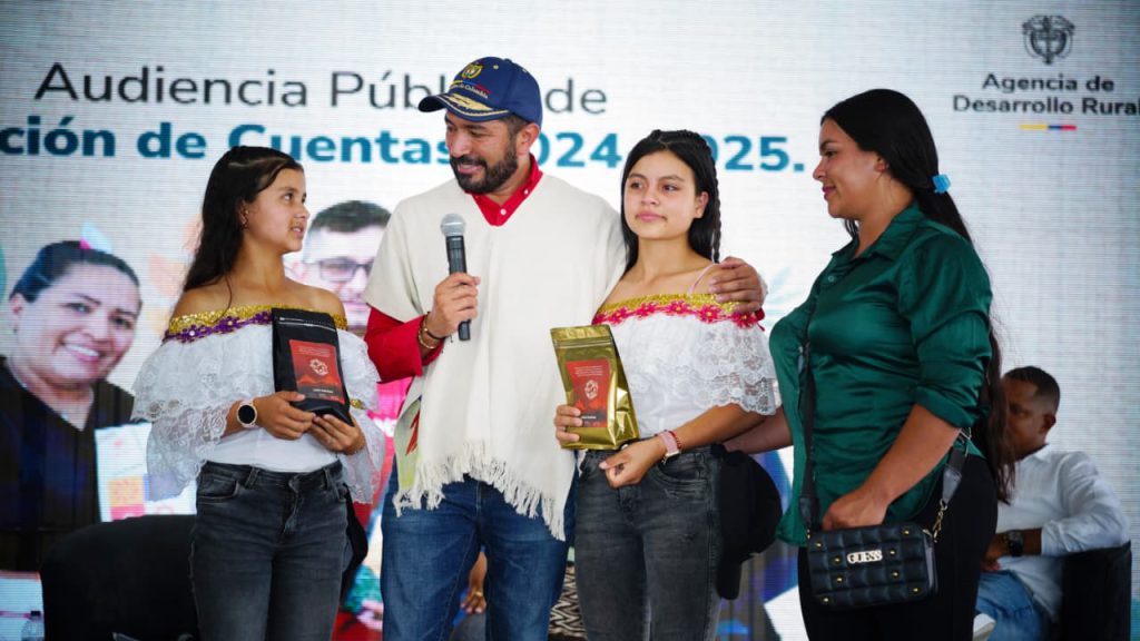 El presidente de la Agencia de Desarrollo Rural, César Pachón, le entrega a Xiomara y Valery Caicedo, conocidas como Las Chamisas
