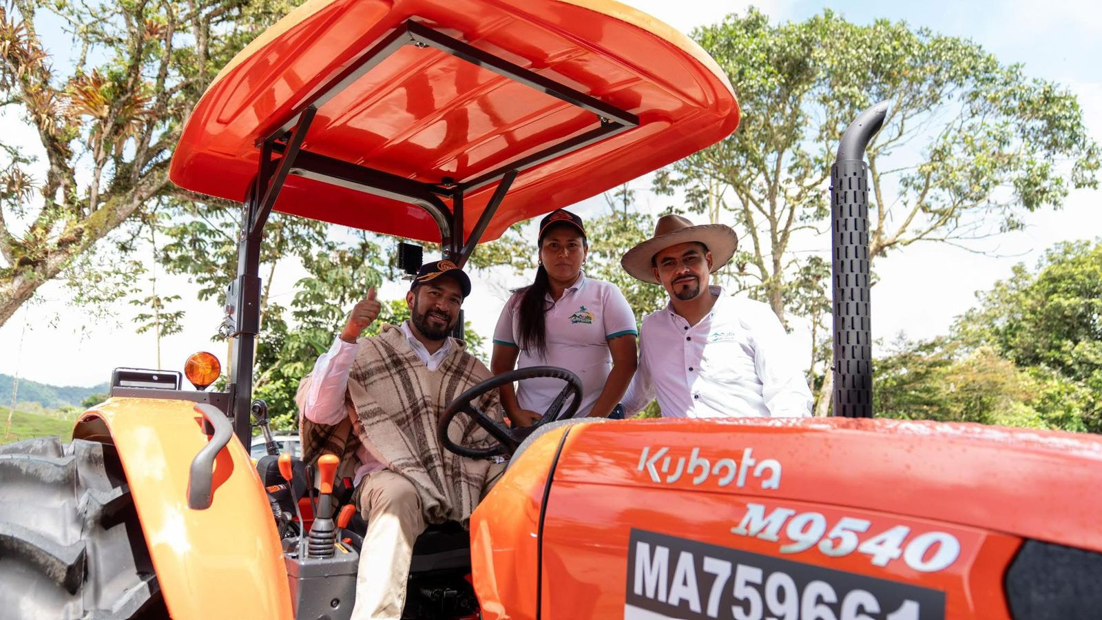 Firmantes de paz reciben activos productivos para impulsar la economía campesina en Icononzo, Tolima