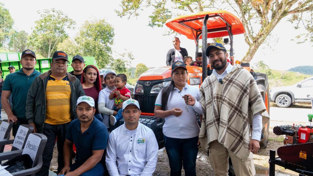 Firmantes del Acuerdo de Paz reciben maquinaria agrícola en Icononzo, una apuesta por la producción rural como camino de reconciliación y permanencia en el territorio. Foto: Comunicaciones ADR • El Gobierno del Cambio avanza en la Paz Total mediante inversiones productivas que fortalecen la reincorporación económica y consolidan la presencia del Estado en los territorios rurales. • La Agencia de Desarrollo Rural (ADR) implementa la Reforma Rural Integral con la entrega de maquinaria agrícola que impulsa la organización colectiva y dignifica el trabajo campesino en Icononzo, Tolima. • El PIDAR 291 de 2025 está dirigido a firmantes del Acuerdo de Paz y fortalece la ganadería campesina como base para el arraigo territorial y la construcción de paz desde el campo. Icononzo, Tolima, 29 de enero de 2026 (ADR_Colombia). En el marco de la implementación de la Reforma Rural Integral impulsada por el Gobierno del presidente Gustavo Petro, la Agencia de Desarrollo Rural (ADR) realizó la entrega oficial del Proyecto Integral de Desarrollo Agropecuario y Rural (PIDAR) 291 de 2025 en el municipio de Icononzo, Tolima. Esta iniciativa, dirigida a firmantes del Acuerdo de Paz, busca fortalecer la ganadería campesina, promover la reincorporación económica y afianzar la presencia del Estado en los territorios rurales. El proyecto, denominado “Fortalecimiento integral de la capacidad de ceba de bovinos de la Asociación Multiactiva La Esperanza”, beneficia de manera directa a 22 firmantes de paz y sus familias de la vereda La Cuba, quienes han optado por la organización colectiva y la producción agropecuaria como camino para la reconciliación, la estabilidad económica y la construcción de paz desde el campo. Con una inversión total de $1.445 millones, la ADR realizó la entrega de maquinaria agrícola estratégica que fortalece el sistema productivo ganadero de la asociación, en coherencia con su compromiso con la reincorporación productiva, la economía campesina, la soberanía alimentaria y la justicia social. Entre los equipos entregados se encuentran un tractor agrícola de 95 HP, una cosechadora, una sembradora para grano grueso, una rastra de discos, un remolque forrajero, un silo pack y una ahoyadora a gasolina, herramientas que permitirán optimizar los procesos productivos, reducir costos y mejorar las condiciones de trabajo de los beneficiarios. Estas acciones demuestran que la paz se construye con oportunidades reales, acceso a medios de producción y acompañamiento institucional, consolidando la producción rural como un camino sostenible para la estabilidad económica y social de los firmantes de paz. Al respecto, el presidente de la ADR, César Pachón, señaló que los PIDAR son una herramienta clave para cumplir lo pactado en el Acuerdo Final de Paz: “La Reforma Rural Integral no es un discurso, es una acción concreta. La orden del presidente Gustavo Petro es clara y contundente: nosotros no imponemos nada. Nuestro compromiso es concertar, dialogar y construir de la mano de las comunidades”, destacó Pachón. Por su parte, Ederfrey Vejarano, beneficiario del proyecto, expresó la importancia de esta iniciativa: “Este proyecto es fundamental para nosotros porque demuestra que el Acuerdo de Paz se cumple en el territorio y no se queda en el papel. Contar con maquinaria y apoyo productivo nos permite trabajar con dignidad, fortalecer nuestras organizaciones y construir un futuro estable para nuestras familias. Así es como la paz se vuelve real: con inversión social, oportunidades productivas y presencia del Estado en el campo”, afirmó el beneficiario. Adicional a la entrega de maquinaria a la Asociación, en el corto plazo se tendrá lista la construcción de un corral para bovinos de 444 metros cuadrados, con una inversión de más de 260 millones de pesos, donde los beneficiarios podrán tecnificar su actividad ganadera. La Asociación Multiactiva La Esperanza, conformada por firmantes del Acuerdo de Paz, es un ejemplo del poder transformador de la asociatividad campesina como estrategia de reincorporación social y económica. Con esta entrega, la ADR ratifica su papel como entidad fundamental en la implementación de la Reforma Rural Integral y en el avance de la Paz Total, mediante proyectos productivos que convierten a los firmantes de paz y al campesinado en protagonistas del desarrollo rural y de la construcción de una Colombia más justa y en paz.