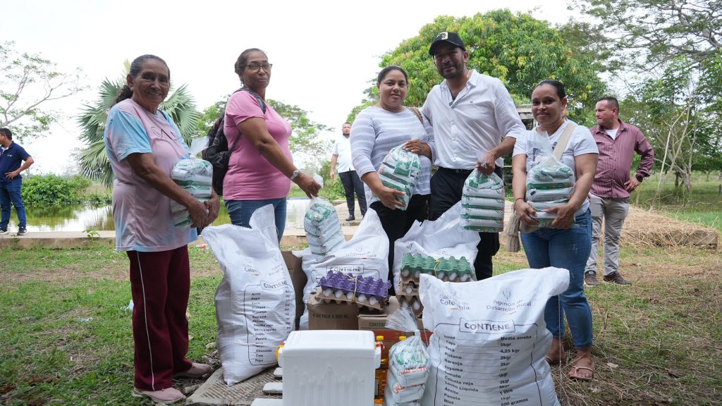 Cesar Pachón (ADR) lidera jornada de seguridad alimentaria en Córdoba con entrega de productos a productores del campo.