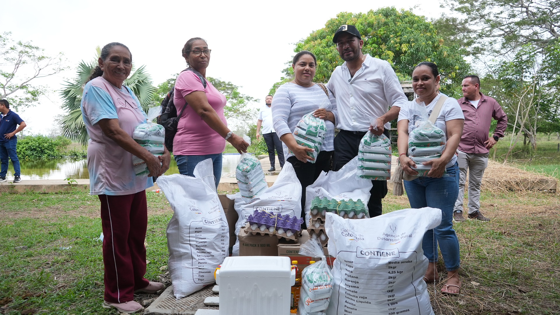Cesar Pachón (ADR) lidera jornada de seguridad alimentaria en Córdoba con entrega de productos a productores del campo.