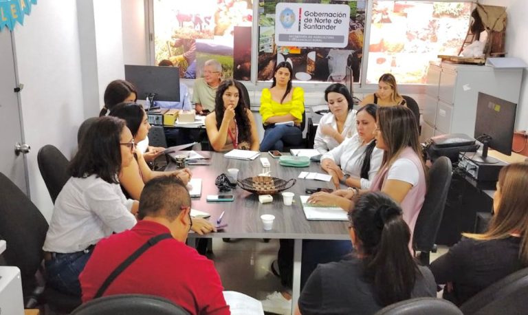 Desde la Unidad Técnica Territorial 4 (UTT4), los profesionales del área de comercialización participaron en una jornada de articulación con la Agencia para la Reincorporación y la Normalización (ARN) y la Secretaría de Agricultura y Desarrollo, con el propósito de definir estrategias efectivas para el plan de acción 2026, orientado al fortalecimiento de productores y productoras del campo colombiano. Este espacio permitió avanzar en temas clave como la certificación de buenas prácticas agrícolas, el fortalecimiento de estrategias de comercialización y la asociatividad de las organizaciones rurales, fundamentales para mejorar su competitividad y sostenibilidad. El compromiso y la experiencia de los profesionales de la UTT4 se reflejan en su trabajo en territorio, mediante procesos de caracterización, acompañamiento y articulación institucional, contribuyendo al fortalecimiento de proyectos productivos que ya presentan avances significativos y que se proyectan como referentes para Santander y Norte de Santander.