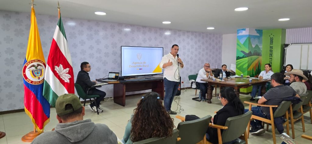 El equipo de la ADR y líderes comunitarios se reúnen en una jornada de trabajo