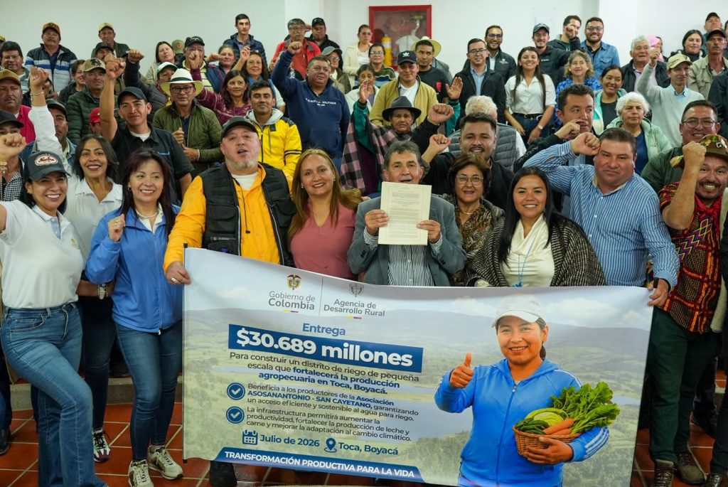 Entrega de tierras a campesinos beneficiarios en Colombia