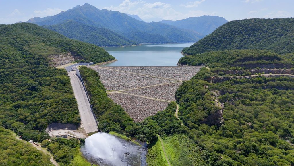 Vista de embalse e infraestructura de distritos de riego impulsados por la ADR