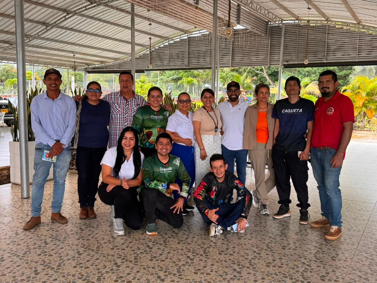 Grupo de la Agencia de Desarrollo Rural (ADR) y la asociación ganadera impulsando la Ruta Láctea del Caquetá.