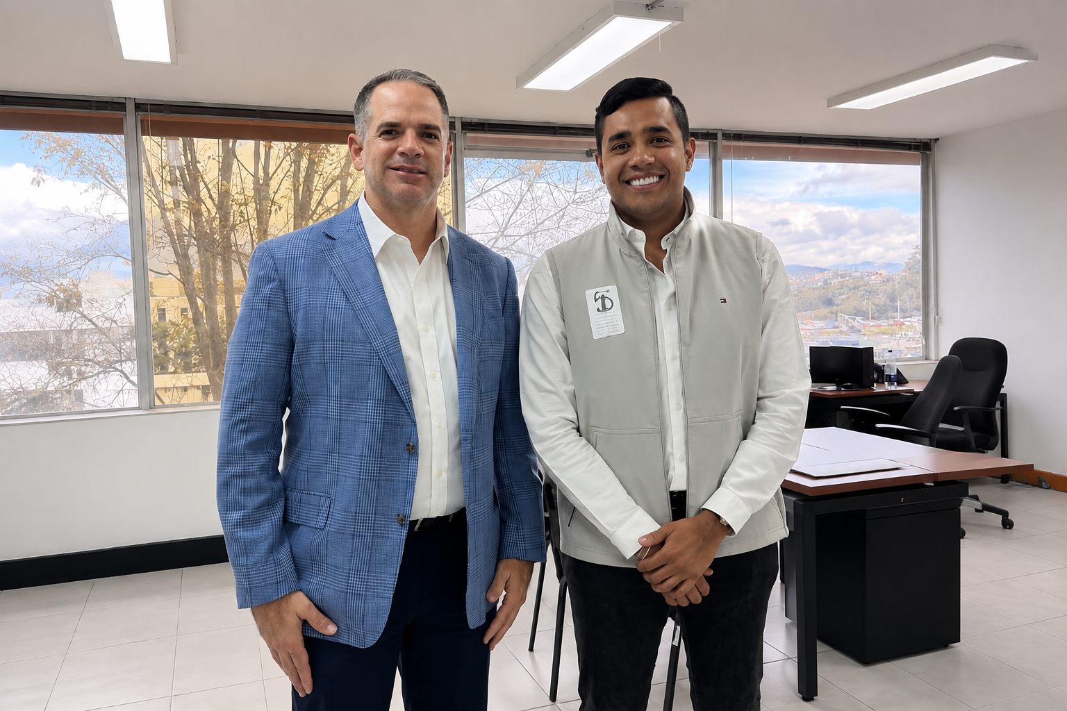 El presidente de la Agencia de Desarrollo Rural, Orlando Dangond, con Enoc Clavijo Vargas de la comunidad Yukpa.