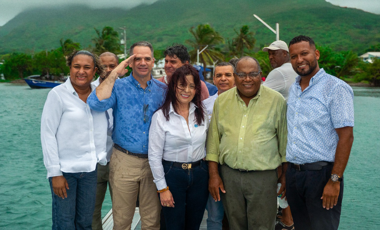 Nuevo muelle flotante entregado por la ADR para la pesca artesanal en Providencia. Presidente de la ADR Orlando Dangond