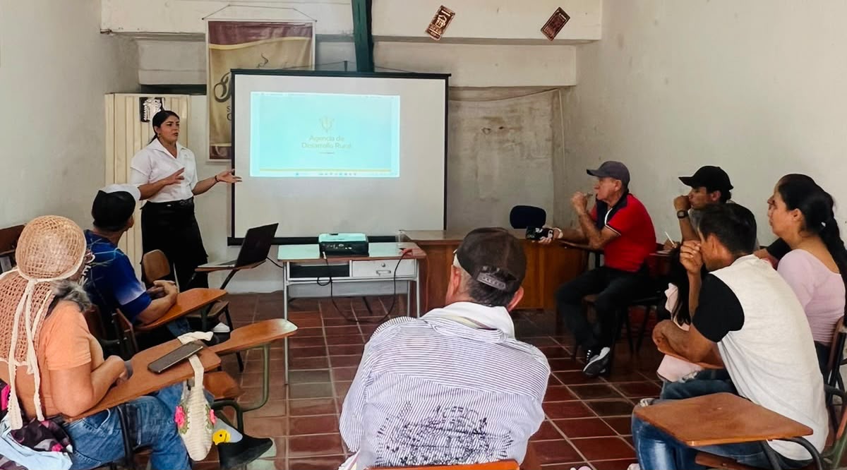 ADR impulsa la organización de productores paneleros, apícolas y artesanales en Chinácota, Norte de Santander
