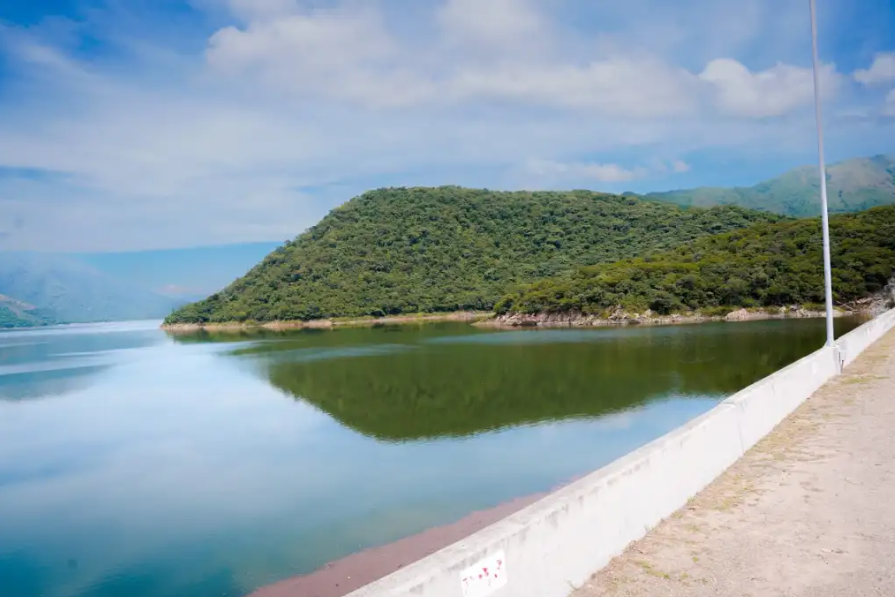 Con capacidad para almacenar 198 millones de metros cúbicos de agua e infraestructura de riego proyectada para 18.536 hectáreas, El Cercado es estratégico para el abastecimiento, la producción agropecuaria y el desarrollo rural de La Guajira.