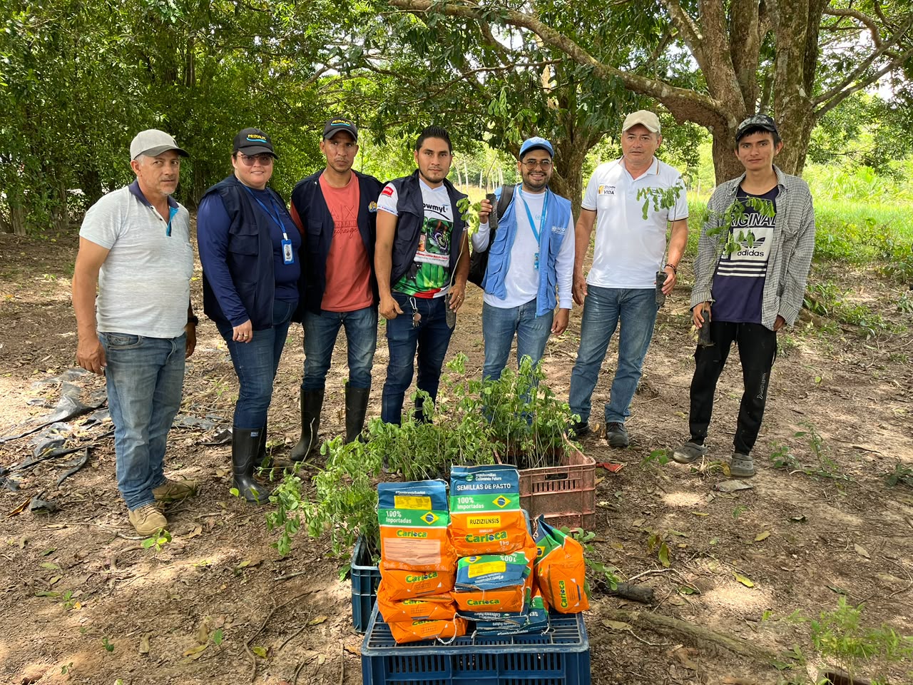 Nuevas oportunidades para fortalecer la producción láctea llegan a 180 productores rurales del municipio de Fortul, gracias a la entrega de maquinaria, equipos e insumos agropecuarios por parte de la Agencia de Desarrollo Rural (ADR), una iniciativa que busca mejorar la productividad y dinamizar la economía campesina de la región. A través de un Proyecto Integral de Desarrollo Agropecuario y Rural (PIDAR), la Agencia destinó más de $8.300 millones para fortalecer las unidades productivas de la Asociación de Productores y Comercializadores de Lácteos (PRIMALAC). La dotación incluye un tractor, tanques, semillas, fertilizantes y equipos de inseminación artificial, entre otros elementos fundamentales para mejorar los procesos productivos. La iniciativa, que cuenta con un aporte aproximado de $3.400 millones de PRIMALAC, representa una inversión conjunta superior a $11.500 millones y beneficia directamente a pequeños y medianos productores, incluidas mujeres y jóvenes rurales, además de favorecer indirectamente a 570 personas. “Es un fortalecimiento muy importante a toda la cadena productiva, desde la unidad productiva, la transformación y la comercialización”, destacó Alfonso Castillo, representante de PRIMALAC, al resaltar la importancia de este respaldo para las familias campesinas del territorio. Con esta intervención, la ADR fortalece las capacidades productivas locales y contribuye a generar mejores oportunidades para las familias rurales, impulsando el desarrollo de la industria láctea y la economía campesina en Arauca.