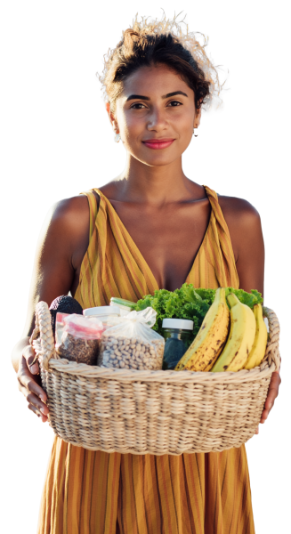 Mujer sosteniendo un canasto con café, cacao, aguacate, platano, frutas y vegetales y productos procesados